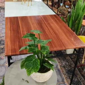 میز غذاخوری پایه فلزی با صفحه MDF و پایه‌های فلزی مشکی