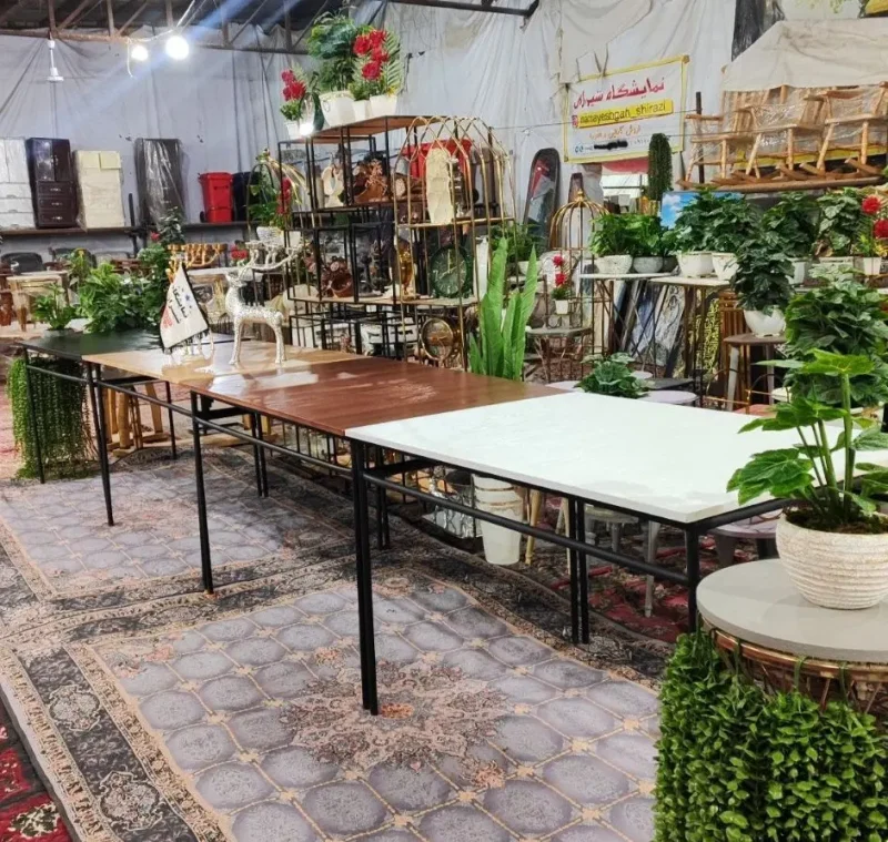 میز غذاخوری پایه فلزی با صفحه MDF و پایه‌های فلزی مشکی